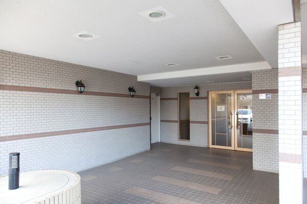 外のアプローチからマンションの屋内に続くエントランスへの道。