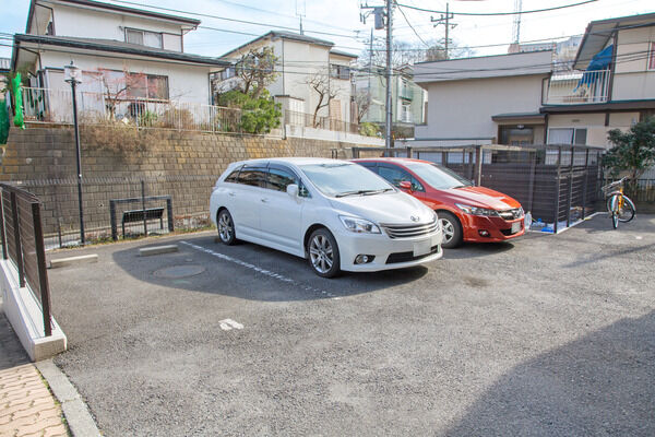 安全を考慮し、歩車分離の駐車場入り口を採用。