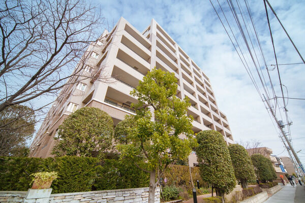 【元住吉パークホームズマスターズコート】低層階のプライバシーを保ちながらも自然を感じさせる佇まい。