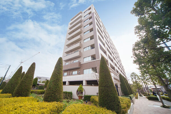 【元住吉パークホームズマスターズコート】1本1本が丁寧に手入れが行き届いた木々が、邸宅を包みこみます。