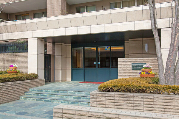 敷き詰められた天然石のゲートをくぐると、美しく広がるロビーが待っている。