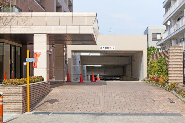 雨の日も濡れずに直接住居へアクセスできる地下駐車場。