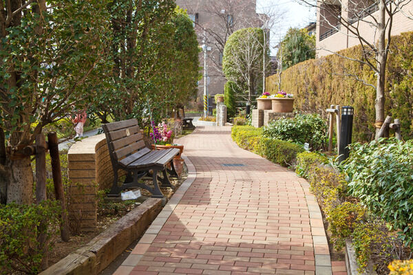 やわらかな雰囲気を感じるように曲線的デザインが特徴のプロムナード。