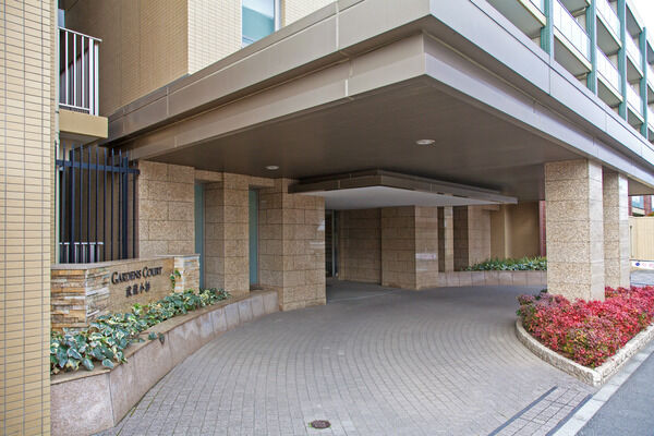 天然石を使用し上質な雰囲気を演出。街並みに映える洗練された存在感を印象つける。