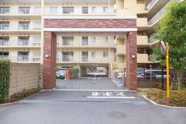 駐車場セキュリティー対策として、リモコン式シャッターゲートを採用している。