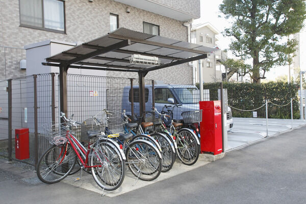 敷地内に計4か所の自転車駐輪場が設置されています。