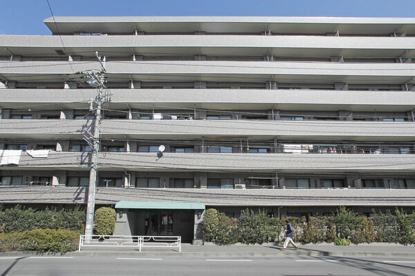 【武蔵小杉西パークホームズ】敷地の周りには植栽が多く、下層階のプライバシーを守ります。