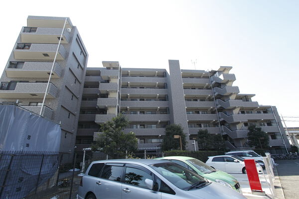 コの字型に配棟された住まいです。