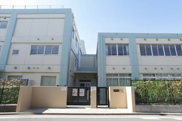 「西中原中学校」は、約290m（徒歩4分）。