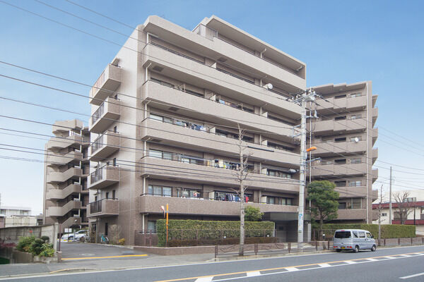 【元住吉南パークホームズ】大きな通りに面している1階は、フェンスと樹木によりプライベートが守られている。
