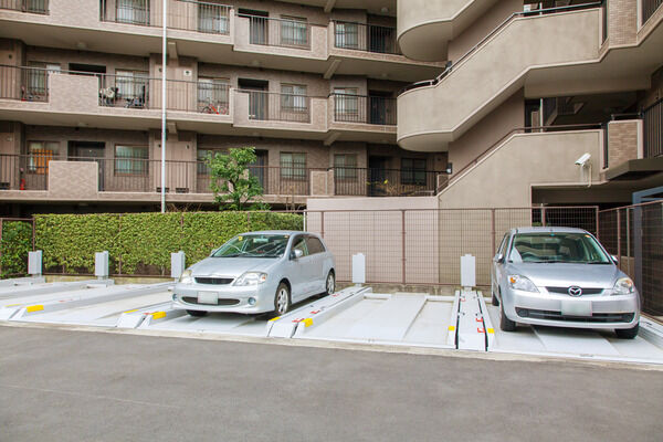 敷地内に設置された、機械式自動車駐車場。