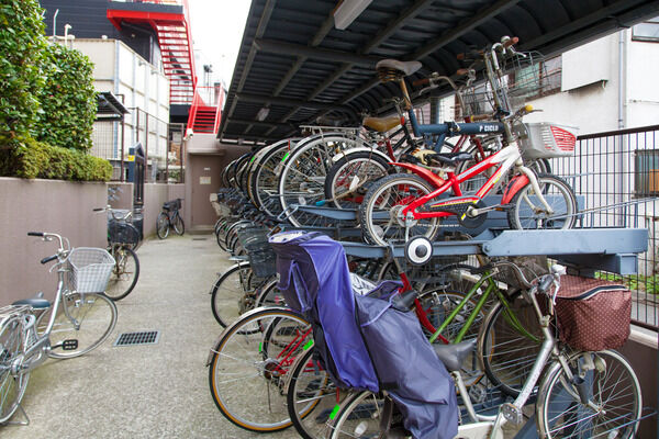 敷地内に設置された、屋根付き自転車駐輪場。