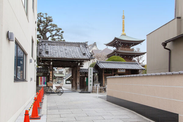 「大楽寺」までは、約50m（徒歩1分）。