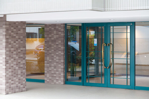 タイル張りとガラス扉を使用し、ナチュラルなムードが演出されたエントランス。