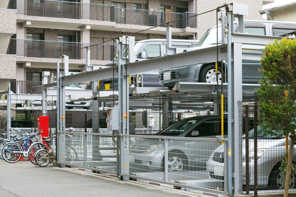 敷地内に設置された、機械式自動車駐車場。