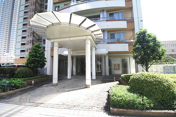 道行く人の目を止める鮮烈なデザイン。					