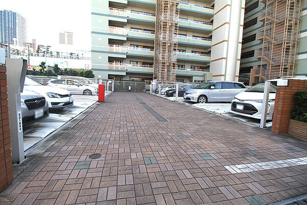 十分なスペースが確保された、インターロッキングの駐車場。