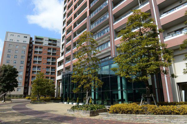 庭園を眺めながら、緩やかなカーブを描くアプローチを通ってエントランスへ。		