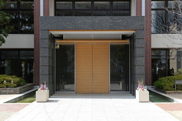 両サイドに水盤を配したエントランス。ここに暮らす喜びを感じます。		