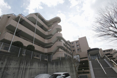 高台に凛と佇む、品格と重厚感あふれるすまい。		