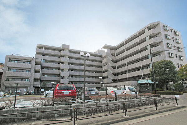 【溝の口南パーク・ホームズ】敷地内に駐車場を設置。全69台分あり、カーライフが広がります。 【溝の口南パーク・ホームズ】敷地内に駐車場を設置。全69台分あり、カーライフが広がります。