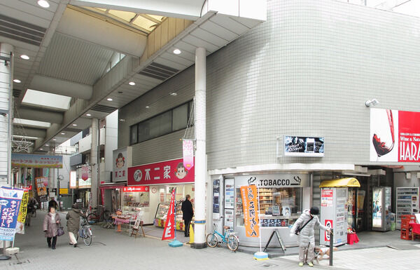 「武蔵新城」駅周辺には、買い物に便利な商店街があります。