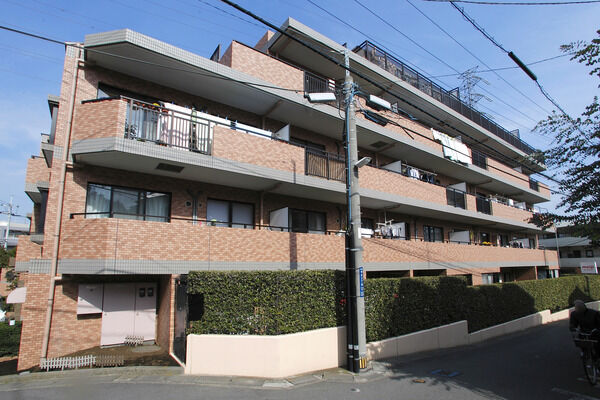 【溝の口南パーク・ホームズ弐番館】日当たりの良いバルコニーと植栽が明るく落ち着いた印象を与えます。