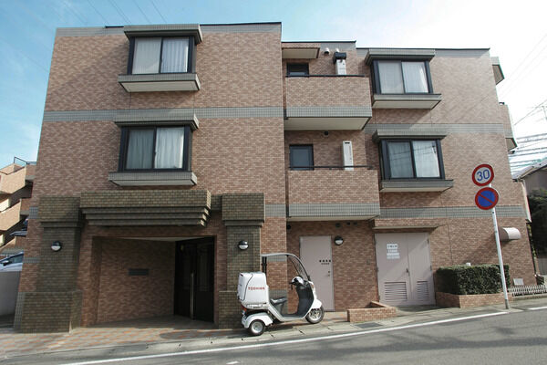 【溝の口南パーク・ホームズ弐番館】太陽の光を充分に採り入れるコーナーサッシはガーデニングにおすすめ。