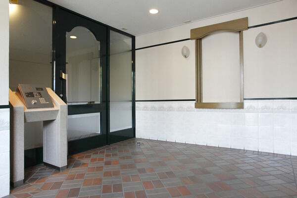 不審者の入館を未然に防ぐ、オートロックシステムを採用。