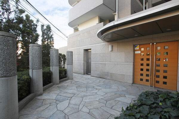 装飾効果の高い円柱が立ち並び、広々として気品に満ちたエントランスホール。