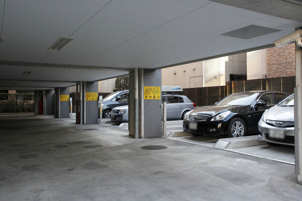 35台収容の2段機械式駐車場を採用。他に52台収容の駐輪場を設置。