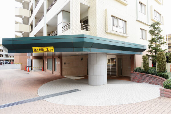 【パークホームズ二子多摩川フェアアリーナ】石目調の円柱やレンガ風の花壇などアーティスティックな意匠を施したエントランス。 【パークホームズ二子多摩川フェアアリーナ】石目調の円柱やレンガ風の花壇などアーティスティックな意匠を施したエントランス。