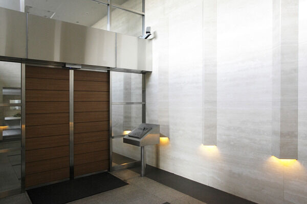 贅沢な高い天井とガラス張りの明るいエントランスホールにオートロックシステム完備。