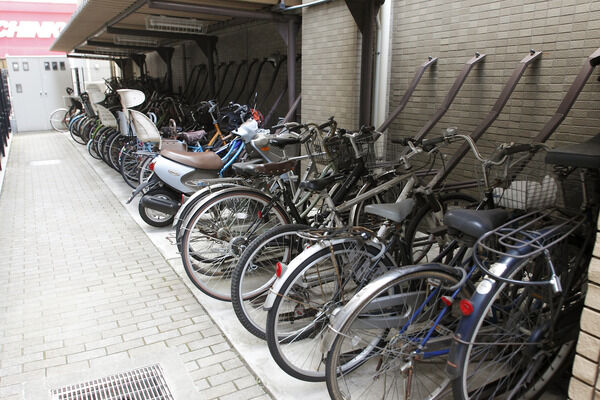 通勤・通学・お買い物に便利な自転車を多数収容可能な駐輪場完備。