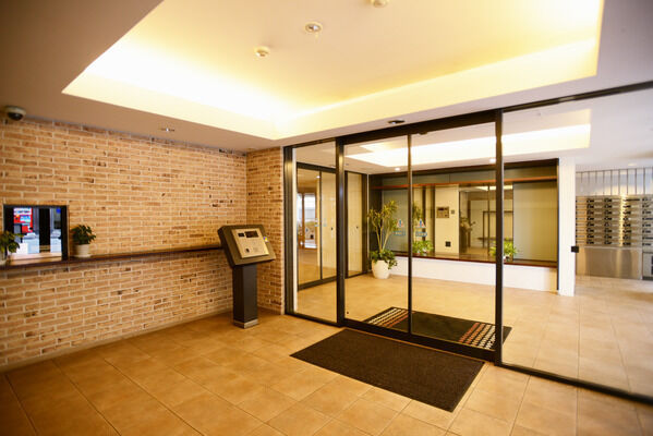 エントランスホールは折上天井や間接照明でムードある空間に。