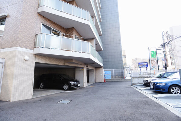 敷地内の駐車場は23台、自転車置き場は60台を収容可能。