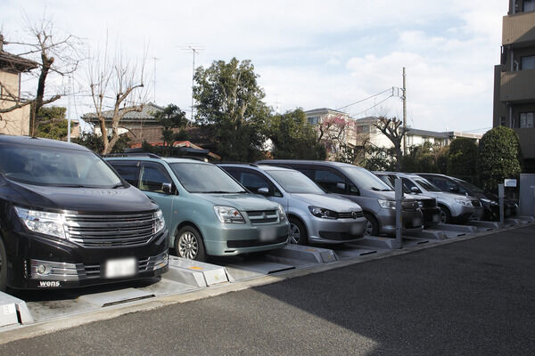 効率的により多くの台数を収容できる機械式駐車場24台分設置。