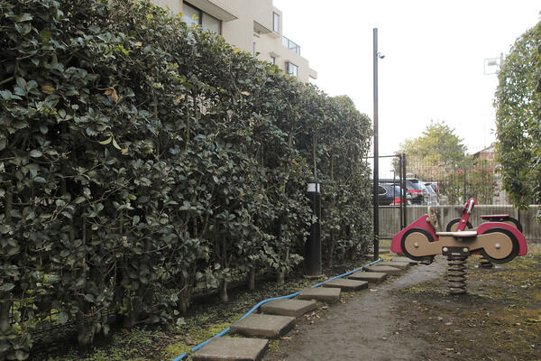 敷地の東側には、遊具を2ヵ所に設置したプレイロットを設けています。