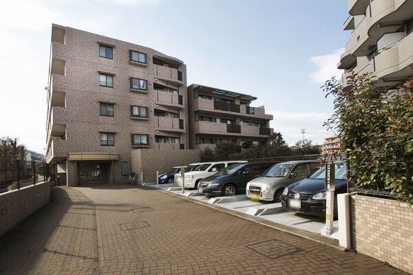 【多摩川中野島パークホームズ弐番館】見通しの良い敷地内に、効率的に多くの台数を収容できる機械式駐車場を採用。