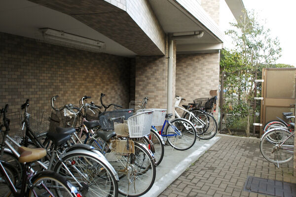 【多摩川中野島パークホームズ弐番館】通勤・通学・お買い物に自転車を利用する方のための自転車置場も完備。
