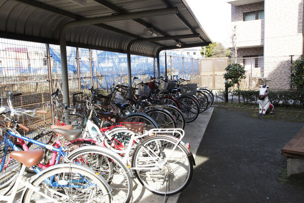 屋根付き自転車置場はより多くの台数が収容可能です。