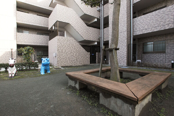 敷地内にプレイロットを設置し、開放的なコミュニティスペースとなっています。