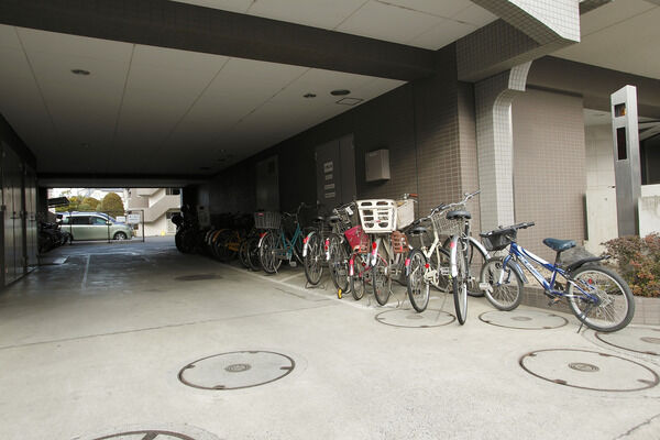 【多摩川中野島パークホームズ3番館】26台収容の自転車置き場は、屋根付なので雨にさらすことなく駐輪が可能。