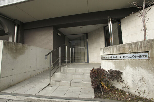 車イス、ベービーカーの利用が可能なスロープをエントラスに設置しています。