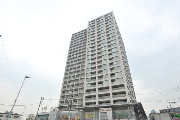 【アトラスタワー向ヶ丘遊園】白を基調とした、時代に流されないシンプルかつ洗練されたデザインの外観。