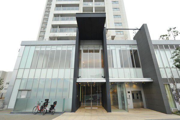 ガラスウォールの吹き抜けエントランスホールが開放感ある空間を演出。 ガラスウォールの吹き抜けエントランスホールが開放感ある空間を演出。