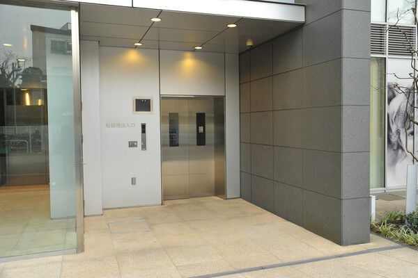 大切な愛車を風雨から守る地下駐輪場への出入り口。 大切な愛車を風雨から守る地下駐輪場への出入り口。