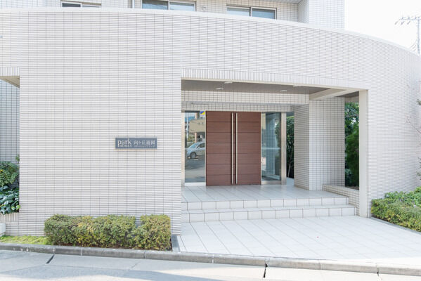 端正な流線美がモダンデザインと格式を融合させた「もてなし」という迎賓の面持ち