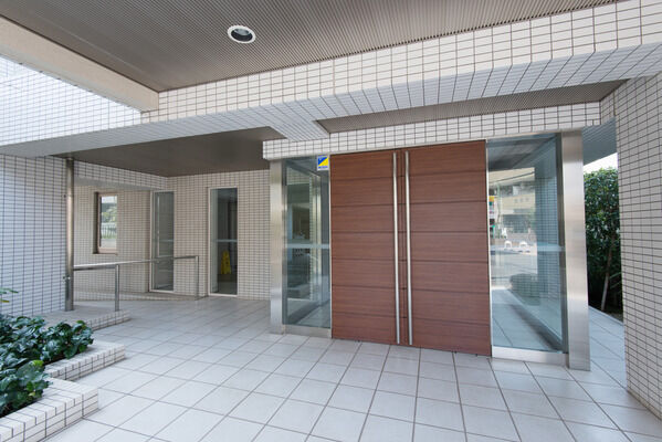 オートロック・宅配ロッカーが設置されているエントランス。