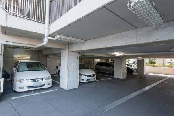 屋内・屋外に合計35台分の駐車場を設置しています。